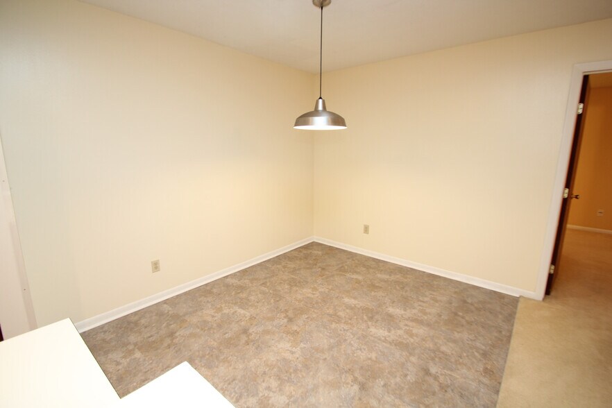 Dining - 1431 Hollow Run