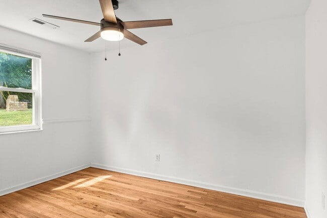 Building Photo - Newly Renovated Alcoa Cottage!!
