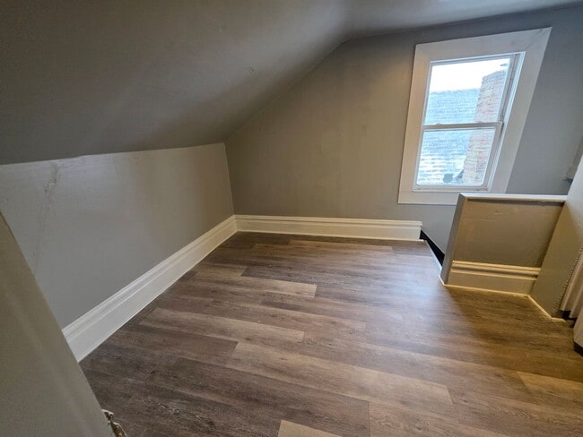 Building Photo - Updated 2 bedroom 1 bath apartment for rent in Carrick!