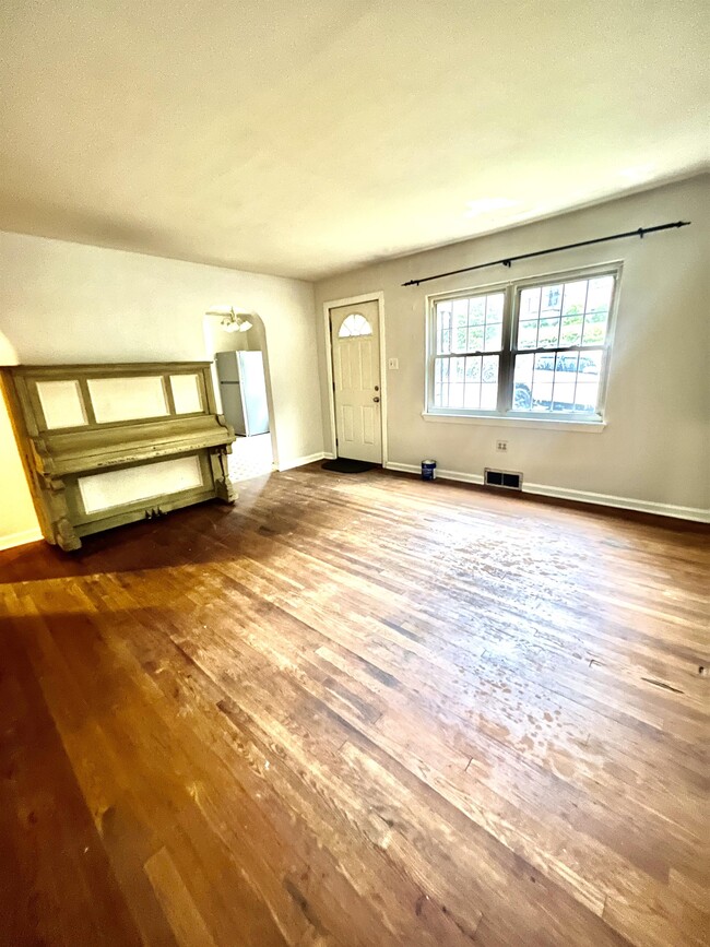 Building Photo - 1063 Charles Ave