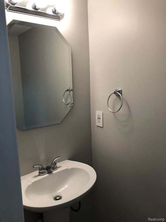 Building Photo - 41105 Northwind Dr