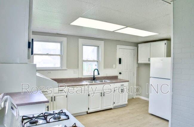 Building Photo - 635 Milton St