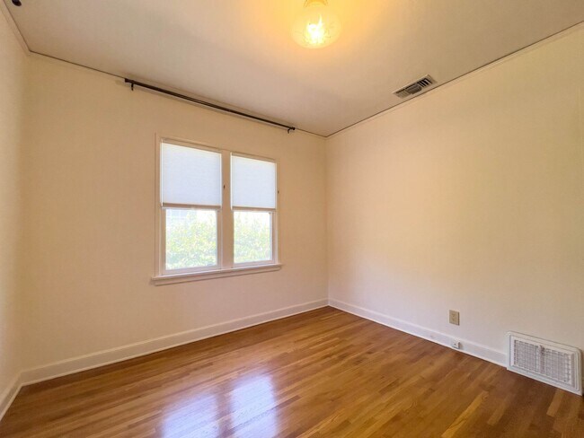 Building Photo - Storybook 3BR Home in Pretigious Rossmoyne...