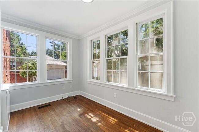 Building Photo - 206 E 46th St