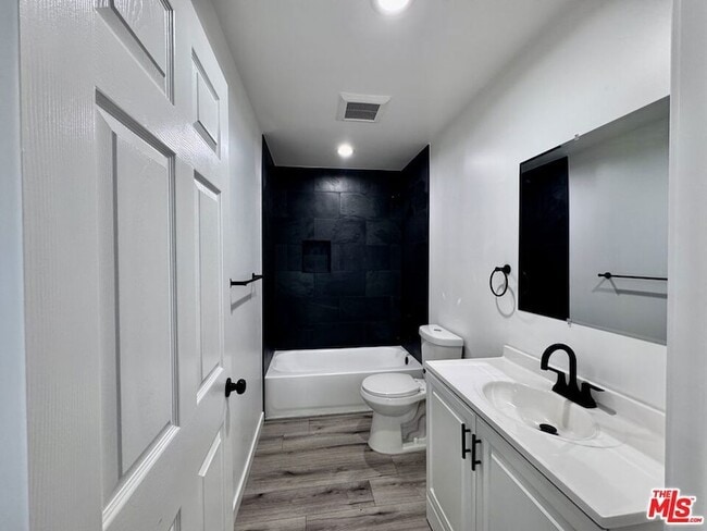 Building Photo - 841 W 64th St