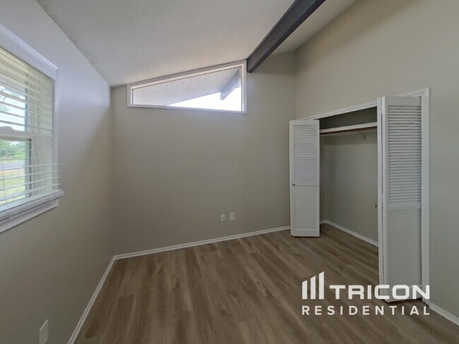 Building Photo - 4201 NE 51st St