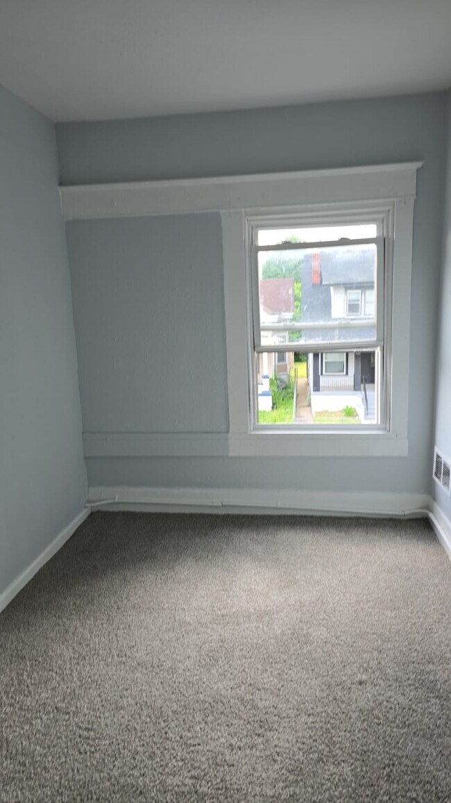 Building Photo - 669 S 35th St