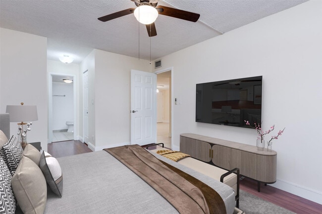 Building Photo - 3000 NE 5th Terrace