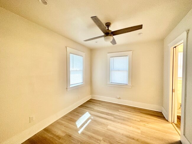 Building Photo - 342 W 91st Pl