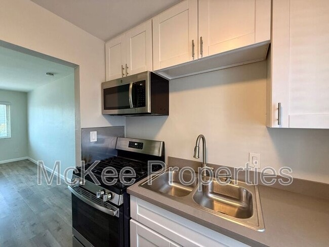 Building Photo - 216 Fir St