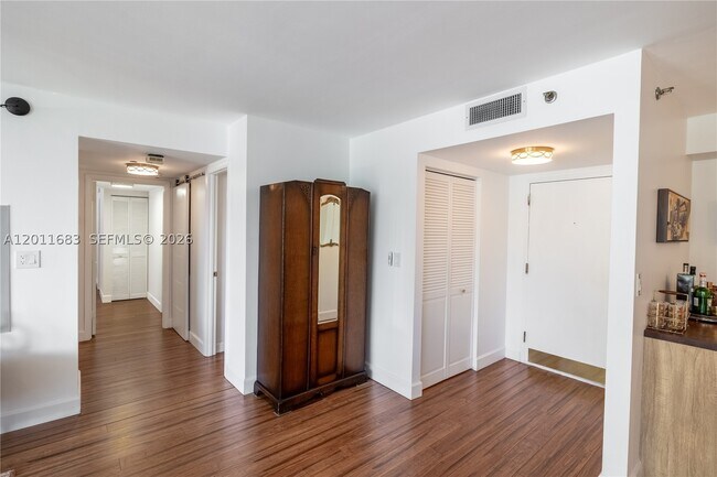 Building Photo - 4000 Towerside Terrace