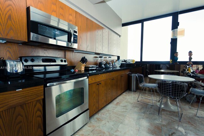 Building Photo - 1000 Venetian Way