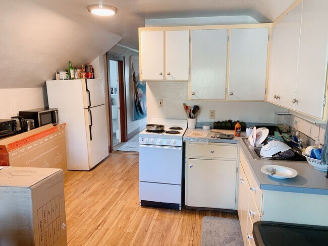 Building Photo - PRELEASE: 7 bdrm/2 bath in the York Neighborhood!