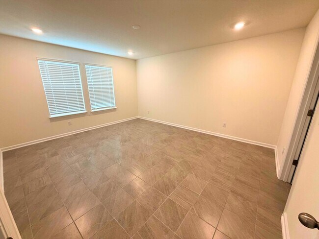 Building Photo - 65 Signet Cir