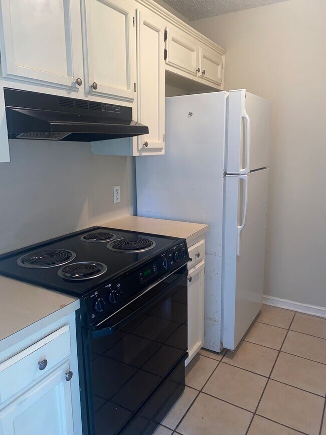 Building Photo - 1134-1136 Willow Creek Dr