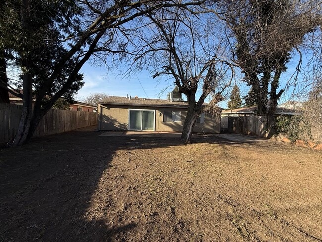 Building Photo - APPLY NOW FOR THIS 3 BEDROOM HOME!!