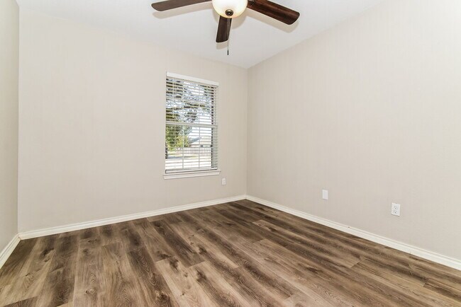 Building Photo - 1112 Hampton Dr