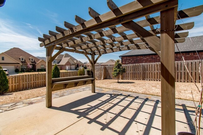 Building Photo - Like New 3 Bedroom Home near Stonebridge M...