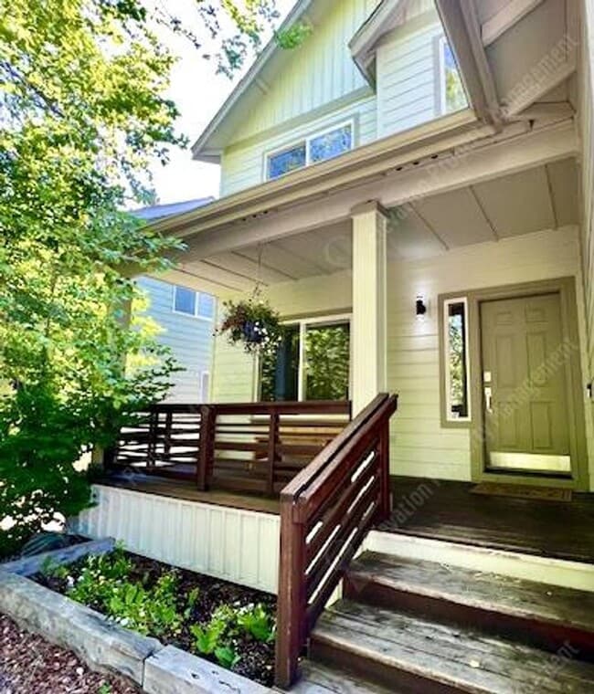 Building Photo - Beautifully updated 3 BR on west side of Bend