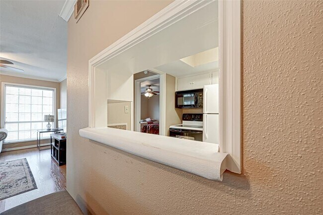 Building Photo - 2101 Fountain View Dr
