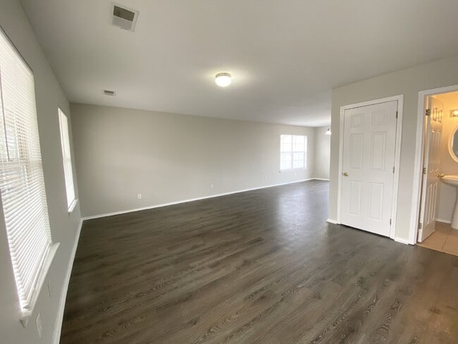 Building Photo - Three Bedroom, University Park Home!