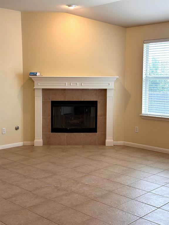 Building Photo - 15008 Fernhill Dr