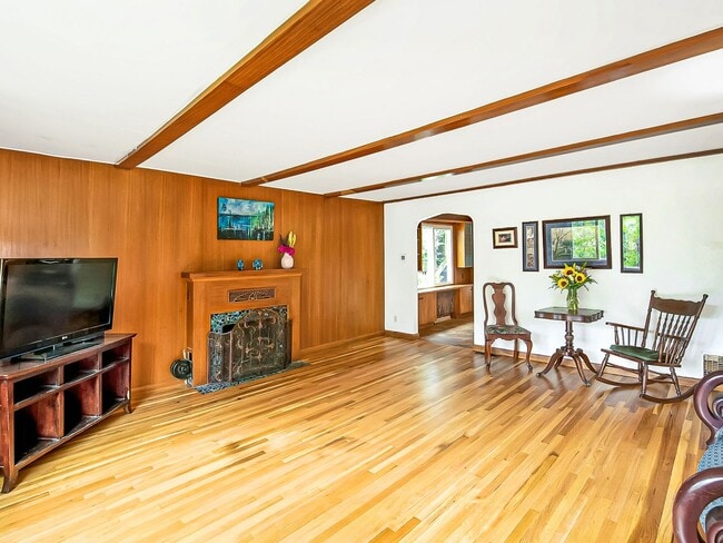 Building Photo - Amazing vintage 2-bdrm/2-bath Cully home—G...