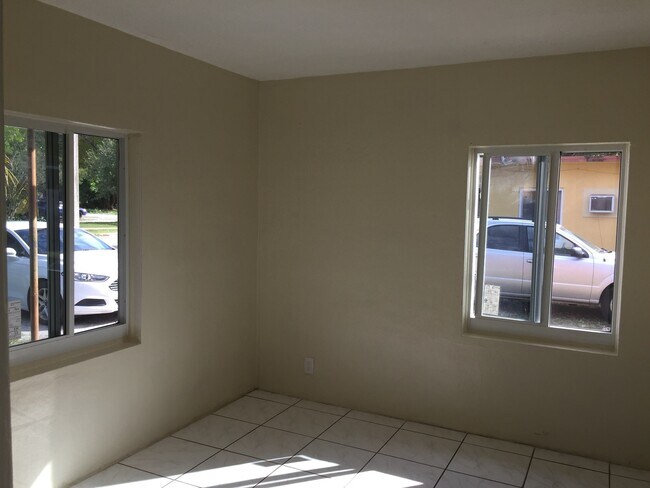 Building Photo - Nice 2-1 house