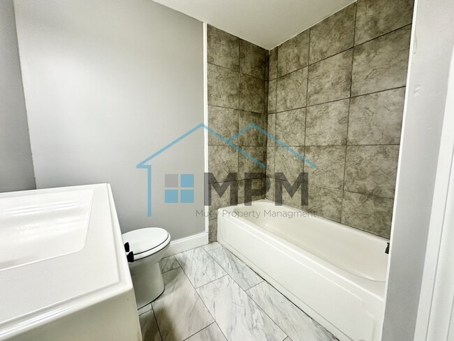 Building Photo - 119 S Riverbend Dr