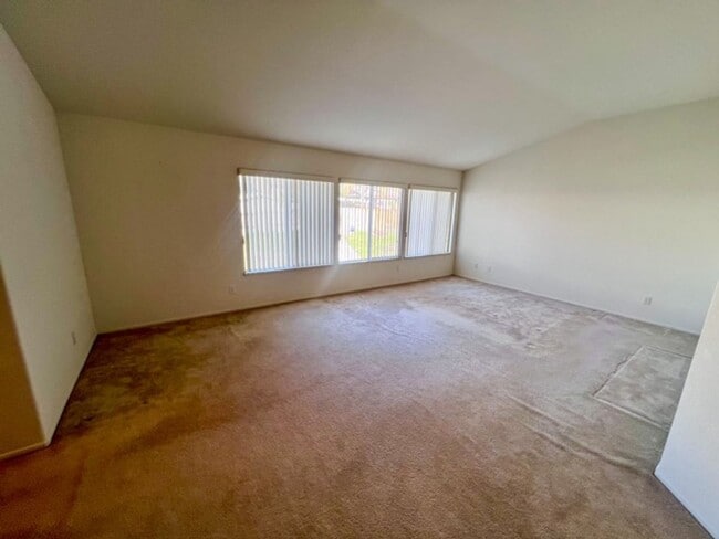 Building Photo - Large 4 bedroom Murrieta home with a loft ...