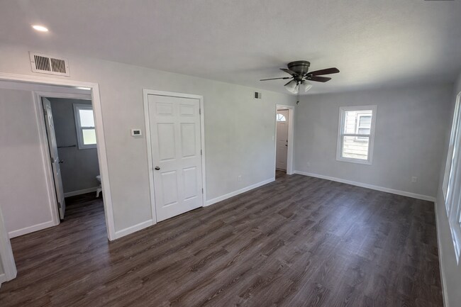 Building Photo - Beautifully updated home