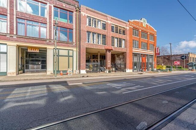 Building Photo - 413 S Main St