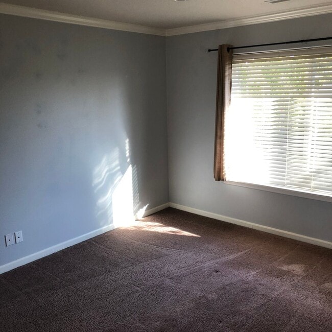 Building Photo - 2687 NW Oak Ridge Dr