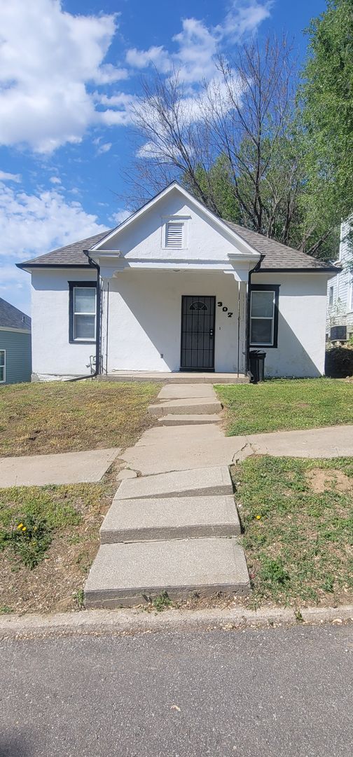 Building Photo - 2 Bedroom House Available With Backyard