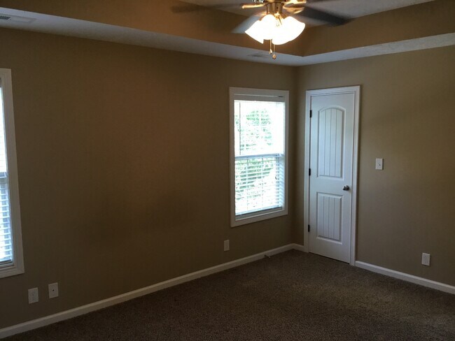 Building Photo - 3 Bedroom 2 1/2 Bath Pet Friendly Home For Rent!