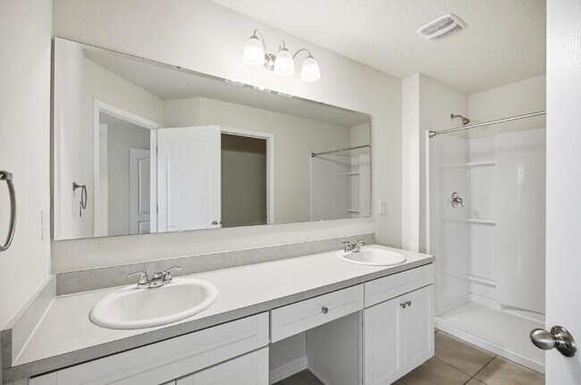 Building Photo - 165 Redbud Rd