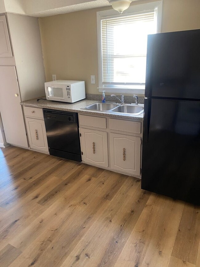 Building Photo - 2 bedroom 1 bath freshly painted in Redford