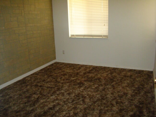 Building Photo - 3 BEDROOM HOME WITH WORKSHOP ON 2 1/2 ACRES