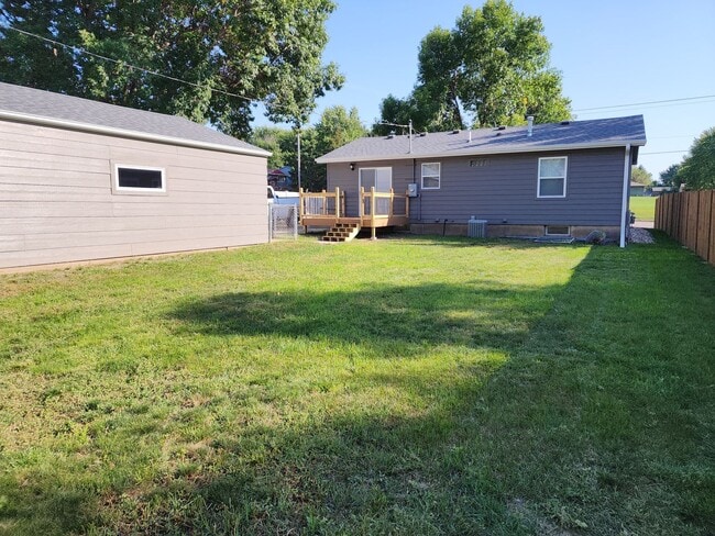 Building Photo - Four bedroom two bathroom house W/ double ...