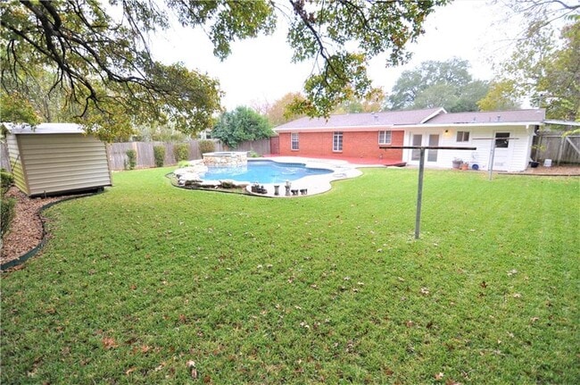Building Photo - 2606 Cavileer Ave