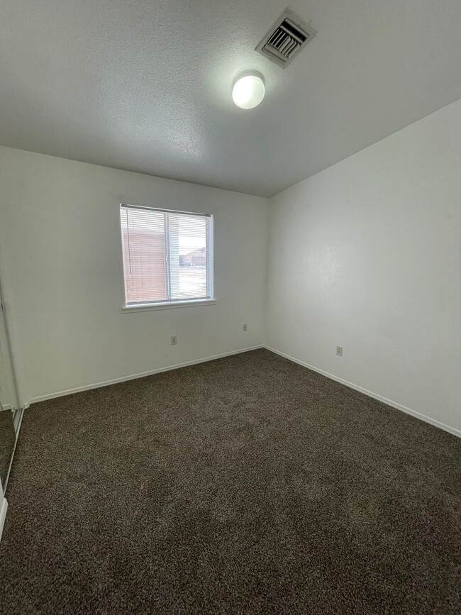 Building Photo - YUMA MEADOWS TOWNHOUSE W/ POOL ACCESS!
