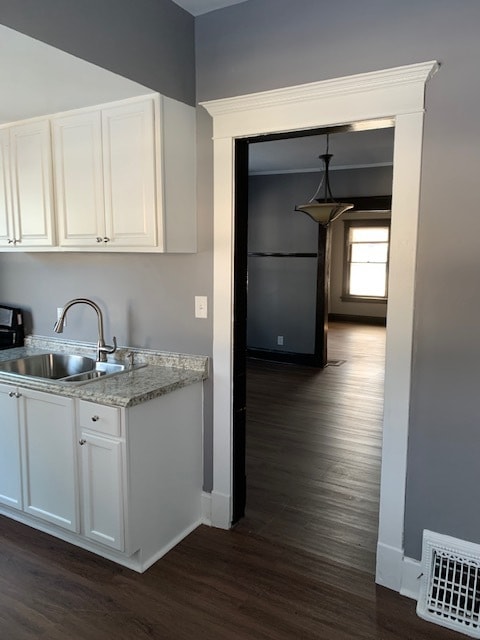 Updated fresh kitchen with new plumbing and fresh paint - 2648 Robinwood Ave