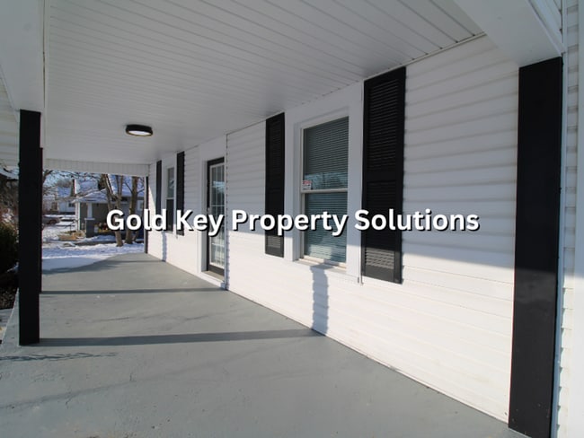 Building Photo - MUNCIE 3 BR 1 BA House with Garage and Covered Porch (SECTION 8 APPROVED)