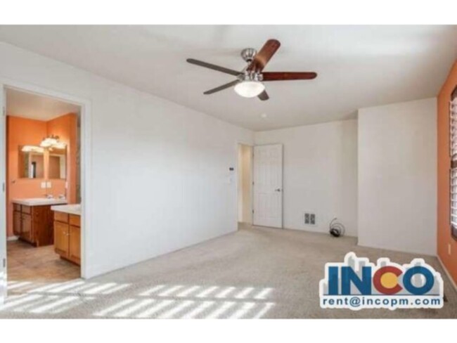 Building Photo - Spacious 3 bed 3 bath Townhome end unit wi...