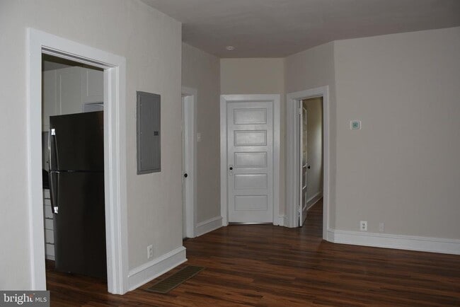 Building Photo - 103 Oak St