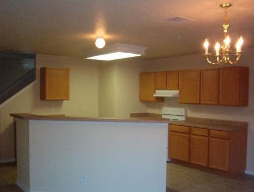 Building Photo - Large 3 Bedroom