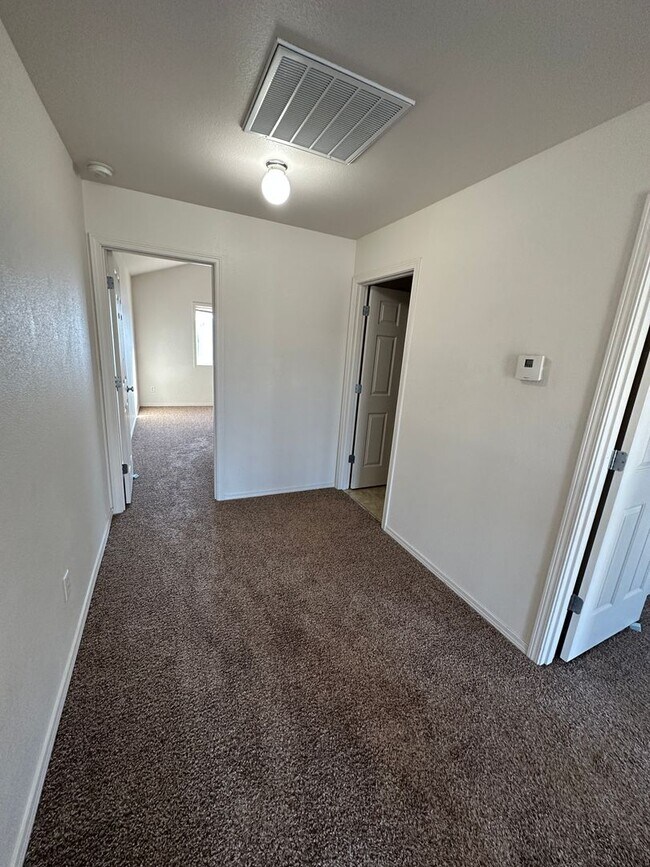 Building Photo - Spacious 2 bed/2.5 bath with bonus room townhome off Road 68