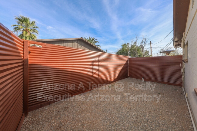 Building Photo - 1654 N Rosemont Blvd