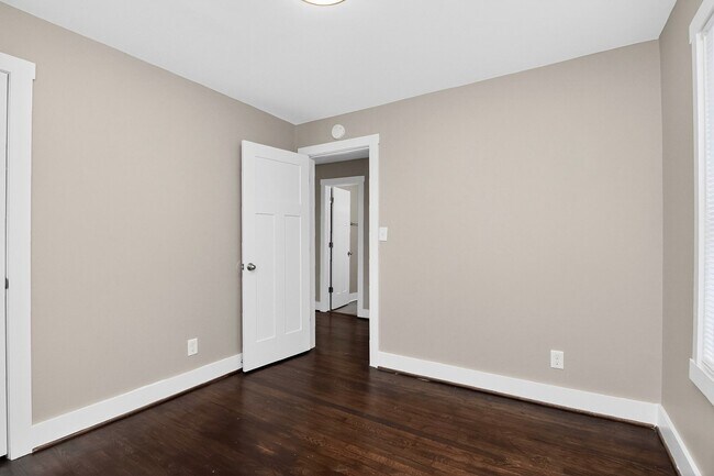 Building Photo - Beautiful 2 Bedroom Belmont Bungalow