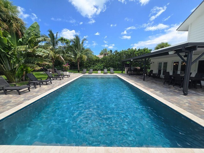 Building Photo - SEASONAL RENTAL - Luxury by the Beach!